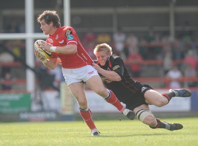 10.05.08 - Magners League Rugby Llanelli Scarlets v Edinburgh Scarlets' Gavin Evans is tackled by Edinburgh's Ben Cairns 