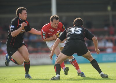 10.05.08 - Magners League Rugby Llanelli Scarlets v Edinburgh Scarlets' Daniel Evans is tackled by Edinburgh's Nick DeLuca and Hugo Southwell 