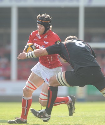 10.05.08 - Magners League Rugby Llanelli Scarlets v Edinburgh Scarlets' Simon Easterby is tackled by Edinburgh's David Callam 