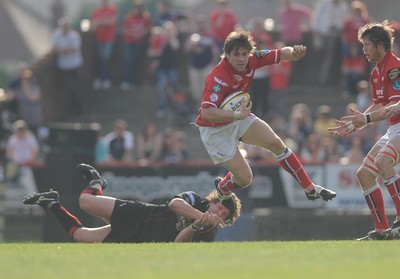 10.05.08 - Magners League Rugby Llanelli Scarlets v Edinburgh Scarlets' Gavin Evans gets past Edinburgh's Augusto Allori 