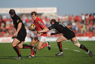 10.05.08 - Magners League Rugby Llanelli Scarlets v Edinburgh Scarlets' Dafydd James tries to get between Edinburgh's Steve Lawrie and Ben Cairns 