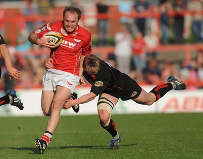 10.05.08 - Magners League Rugby Llanelli Scarlets v Edinburgh Scarlets' Ceiron Thomas is tackled by Edinburgh's Ben Cairns 