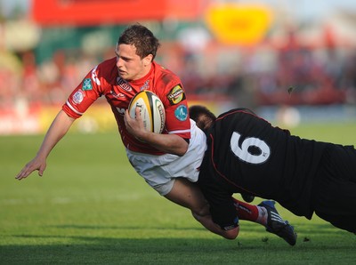 10.05.08 - Magners League Rugby Llanelli Scarlets v Edinburgh Scarlets' Daniel Evans is brought down by Edinburgh's Allister Hogg 