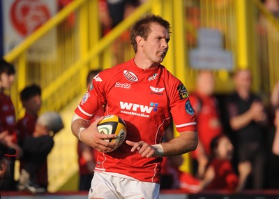 10.05.08 - Magners League Rugby Llanelli Scarlets v Edinburgh Scarlets' Dafydd James scores try 