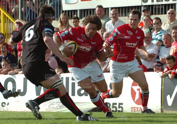 10.05.08 - Magners League Rugby Llanelli Scarlets v Edinburgh Scarlets' Mahonri Schwalger on his way in to score a try 