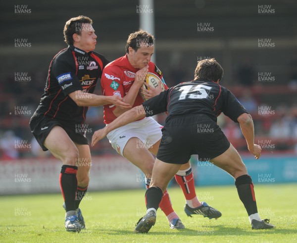 10.05.08 - Magners League Rugby Llanelli Scarlets v Edinburgh Scarlets' Daniel Evans is tackled by Edinburgh's Nick DeLuca and Hugo Southwell 