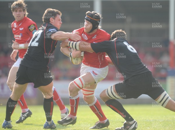 10.05.08 - Magners League Rugby Llanelli Scarlets v Edinburgh Scarlets' Simon Easterby is tackled by Edinburgh's Nick DeLuca and David Callam 