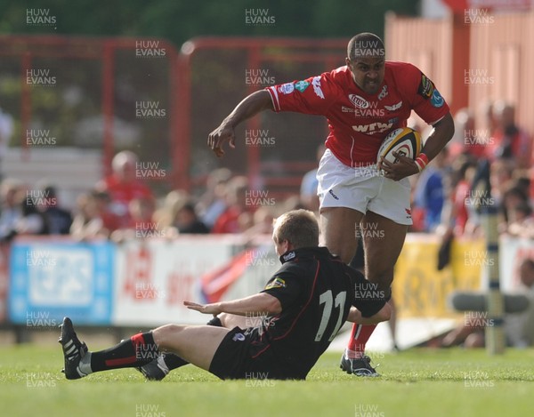 10.05.08 - Magners League Rugby Llanelli Scarlets v Edinburgh Scarlets' Nathan Brew tries to get past Edinburgh's Andrew Turnbull 