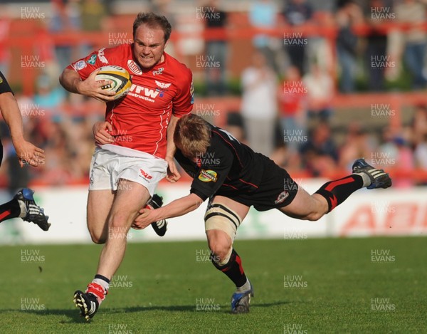 10.05.08 - Magners League Rugby Llanelli Scarlets v Edinburgh Scarlets' Ceiron Thomas is tackled by Edinburgh's Ben Cairns 