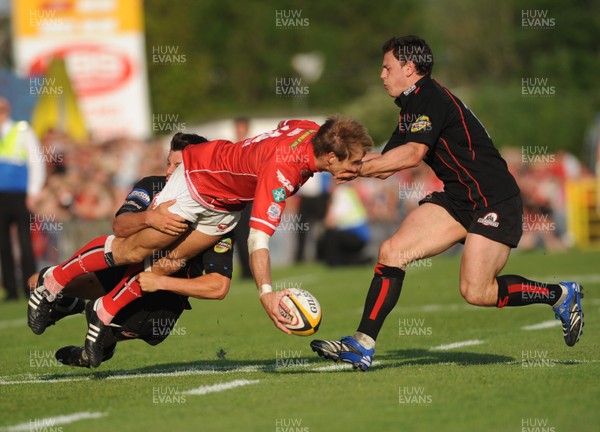 10.05.08 - Magners League Rugby Llanelli Scarlets v Edinburgh Scarlets' Dafydd James looks for support as he is tackled 