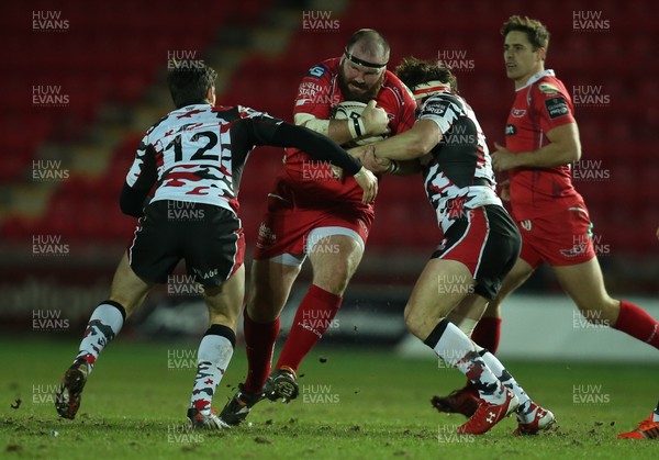 120216 - Scarlets v Edinburgh, Guinness PRO12 - Phil John of Scarlets charges into Hamish Watson of Edinburgh and Sam Beard of Edinburgh