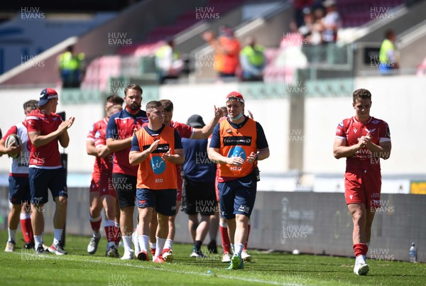130621 - Scarlets v Edinburgh - Guinness PRO14 Rainbow Cup - Scarlets squad thanks supporters at the end of the game