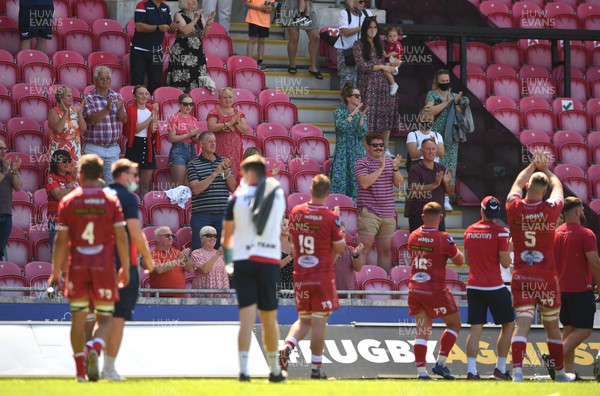 130621 - Scarlets v Edinburgh - Guinness PRO14 Rainbow Cup - Scarlets squad thanks supporters at the end of the game