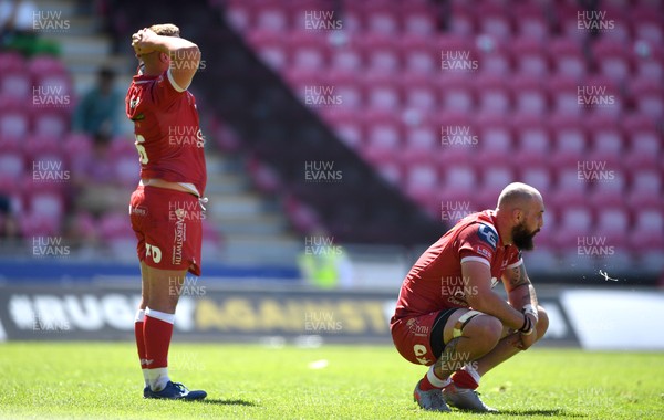 130621 - Scarlets v Edinburgh - Guinness PRO14 Rainbow Cup - Blade Thomson of Scarlets (right) looks dejected