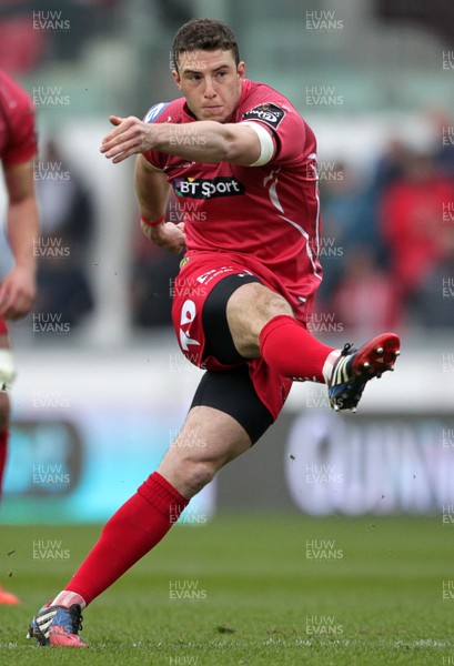 280315 - Scarlets v Edinburgh - Guinness PRO12 - Steven Shingler of Scarlets kicks the first penalty of the game