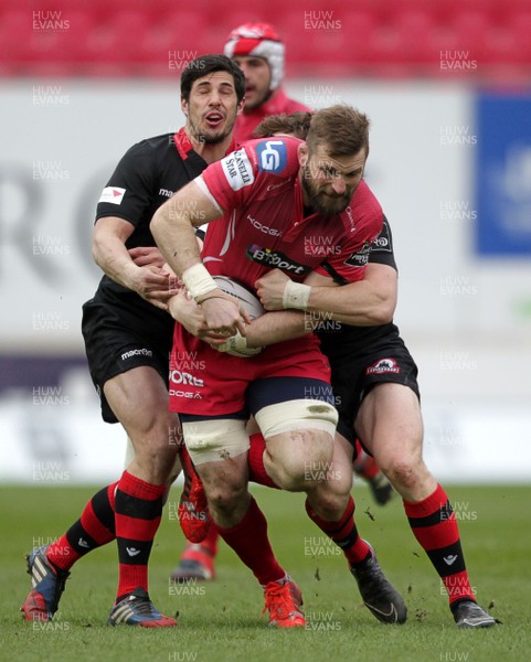 280315 - Scarlets v Edinburgh - Guinness PRO12 - John Barclay of Scarlets is tackled by Phil Burleigh and Hamish Watson of Edinburgh