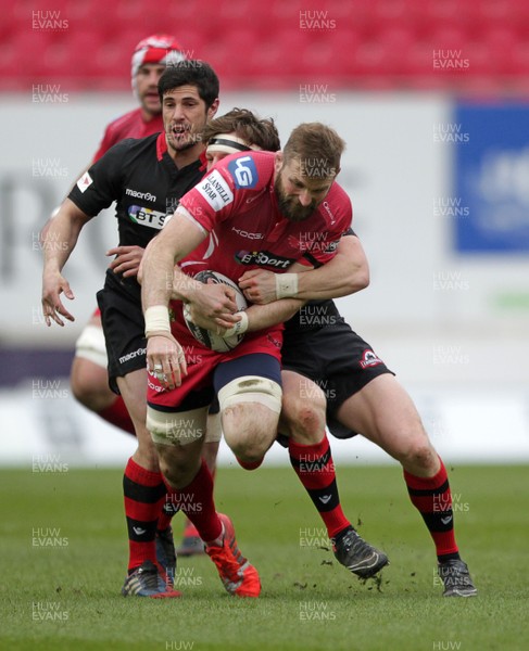 280315 - Scarlets v Edinburgh - Guinness PRO12 - John Barclay of Scarlets is tackled by Phil Burleigh and Hamish Watson of Edinburgh