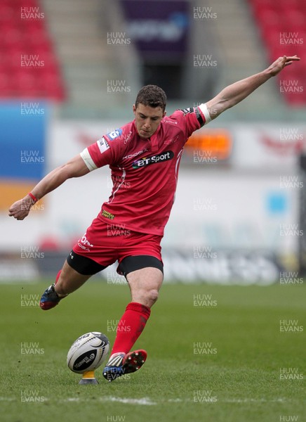 280315 - Scarlets v Edinburgh - Guinness PRO12 - Steven Shingler of Scarlets kicks a penalty