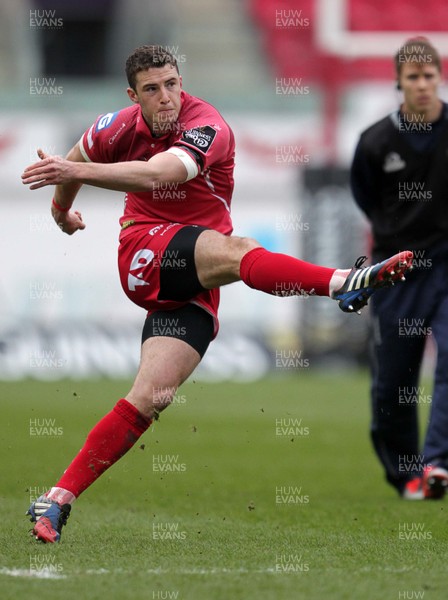 280315 - Scarlets v Edinburgh - Guinness PRO12 - Steven Shingler of Scarlets kicks a penalty