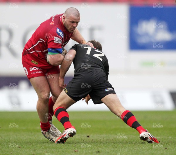 280315 - Scarlets v Edinburgh - Guinness PRO12 - Rob Davies of Scarlets is tackled by Andries Strauss of Edinburgh