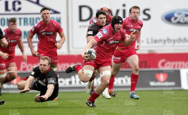 280315 - Scarlets v Edinburgh - Guinness PRO12 - James Davies of Scarlets breaks through the Edinburgh defence