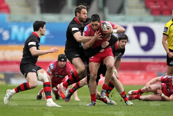 280315 - Scarlets v Edinburgh - Guinness PRO12 - Regan King of Scarlets is tackled by Andries Strauss and Jack Cuthbert of Edinburgh