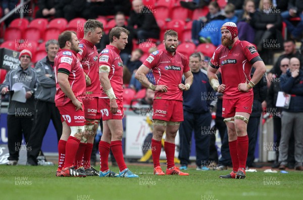 280315 - Scarlets v Edinburgh - Guinness PRO12 - Dejected Scarlets at full time