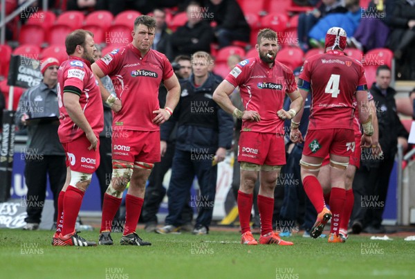 280315 - Scarlets v Edinburgh - Guinness PRO12 - Dejected Scarlets at full time