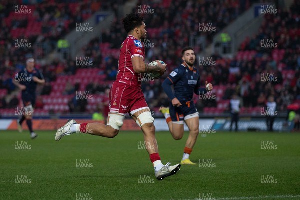 180223 - Scarlets v Edinburgh Rugby - United Rugby Championship - Vaea Fifita of Scarlets races away to score a try