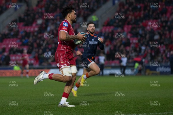 180223 - Scarlets v Edinburgh Rugby - United Rugby Championship - Vaea Fifita of Scarlets races away to score a try