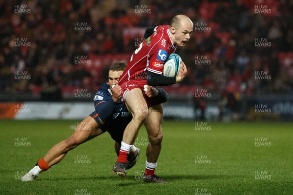 180223 - Scarlets v Edinburgh Rugby - United Rugby Championship - Ioan Nicholas of Scarlets on the attack