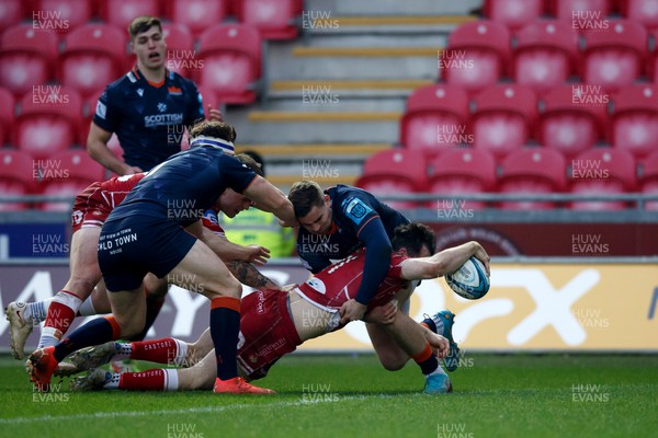 180223 - Scarlets v Edinburgh Rugby - United Rugby Championship - Ryan Conbeer of Scarlets reaches out to score a try