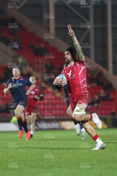 180223 - Scarlets v Edinburgh Rugby - Vaea Fifita  of Scarlets runs in before passing to Gareth Davies to score