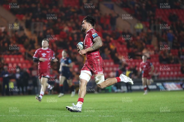 180223 - Scarlets v Edinburgh Rugby - Vaea Fifita  of Scarlets runs in before passing to Gareth Davies to score