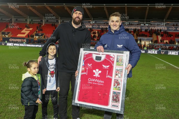 180223 - Scarlets v Edinburgh Rugby - Blade Thomson receives a signed shirt from Jonathan Davies 