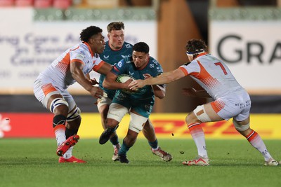 190124 - Scarlets v Edinburgh Rugby, EPCR Challenge Cup - Dan Davis of Scarlets takes on Hamish Watson of Edinburgh and Viliame Mata of Edinburgh