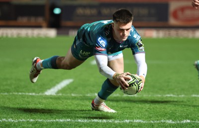 190124 - Scarlets v Edinburgh Rugby, EPCR Challenge Cup - Joe Roberts of Scarlets dives in to score try