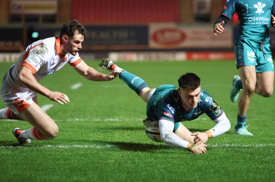 190124 - Scarlets v Edinburgh Rugby, EPCR Challenge Cup - Joe Roberts of Scarlets dives in to score try