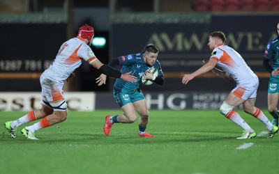 190124 - Scarlets v Edinburgh Rugby, EPCR Challenge Cup - Steff Evans of Scarlets takes on Grant Gilchrist of Edinburgh and Ben Healy of Edinburgh