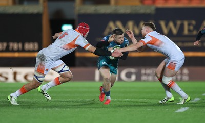 190124 - Scarlets v Edinburgh Rugby, EPCR Challenge Cup - Steff Evans of Scarlets takes on Grant Gilchrist of Edinburgh and Ben Healy of Edinburgh