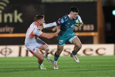 190124 - Scarlets v Edinburgh Rugby, EPCR Challenge Cup - Joe Roberts of Scarlets looks to get past Ben Healy of Edinburgh