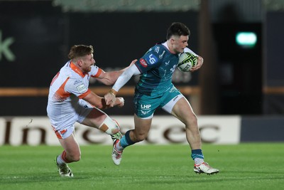 190124 - Scarlets v Edinburgh Rugby, EPCR Challenge Cup - Joe Roberts of Scarlets looks to get past Ben Healy of Edinburgh