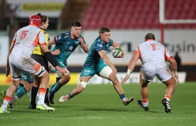 190124 - Scarlets v Edinburgh Rugby, EPCR Challenge Cup - Ben Williams of Scarlets ties Jon Grant Gilchrist of Edinburgh and Pierre Schoeman of Edinburgh