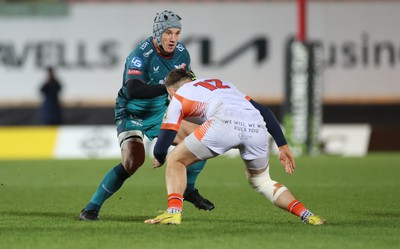 190124 - Scarlets v Edinburgh Rugby, EPCR Challenge Cup - Jonathan Davies of Scarlets takes on James Lang of Edinburgh