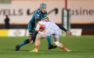 190124 - Scarlets v Edinburgh Rugby, EPCR Challenge Cup - Jonathan Davies of Scarlets takes on James Lang of Edinburgh