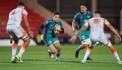 190124 - Scarlets v Edinburgh Rugby, EPCR Challenge Cup - Kieran Hardy of Scarlets takes on Sam Skinner of Edinburgh and Luke Crosbie of Edinburgh