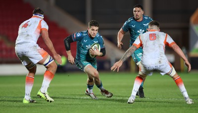 190124 - Scarlets v Edinburgh Rugby, EPCR Challenge Cup - Kieran Hardy of Scarlets takes on Sam Skinner of Edinburgh and Luke Crosbie of Edinburgh