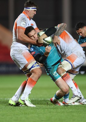 190124 - Scarlets v Edinburgh Rugby, EPCR Challenge Cup - Kieran Hardy of Scarlets is held by Sam Skinner of Edinburgh and Luke Crosbie of Edinburgh