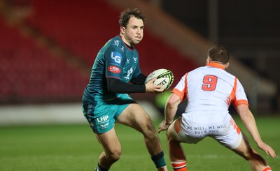 190124 - Scarlets v Edinburgh Rugby, EPCR Challenge Cup - Ioan Lloyd of Scarlets looks to get past Ben Vellacott of Edinburgh