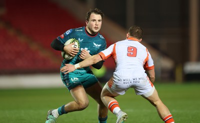 190124 - Scarlets v Edinburgh Rugby, EPCR Challenge Cup - Ioan Lloyd of Scarlets looks to get past Ben Vellacott of Edinburgh